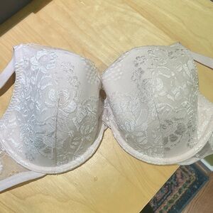 Barely worn lacy bra from H&M. Size 38D
